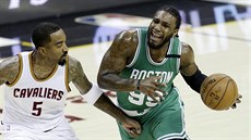 Jae Crowder (vpravo) z Bostonu najídí kolem J. R. Smithe z Clevelandu.