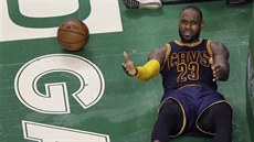 LeBron James z Clevelandu pistál bhem zápasu s Bostonem na palubovce.