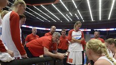 České basketbalové reprezentantky naslouchají trenéru Ivanu Benešovi. České basketbalové reprezentantky naslouchají trenéru Ivanu Benešovi.
