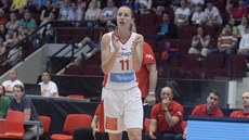 eská basketbalistka Kateina Elhotová povzbuzuje spoluhráky.