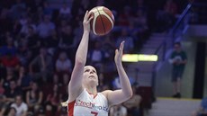 eská basketbalistka Alena Hanuová zakonuje na lotyský ko.