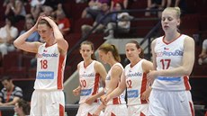 eské basketbalistky bhem utkání se Srbskem. Zleva stojí Ilona Burgrová,...