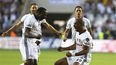 Fotbalisté Besiktase oslavují gól Ryana Babela proti Gaziantepsporu. Fotbalisté Besiktase oslavují gól Ryana Babela proti Gaziantepsporu.
