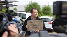 Fanoušek Jiřího Kajínka před rýnovickou věznicí. Fanoušek Jiřího Kajínka před rýnovickou věznicí.