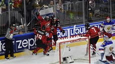 Kanadtí hokejisté slaví gól proti Rusku v semifinále mistrovství svta.