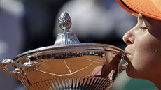 Jelena Svitolinová líbá trofej pro vítzku turnaje v ím.