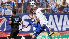 Hlavikový souboj v utkání Olomouc (modrá) vs. Ostrava