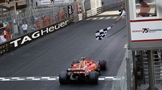Sebastian Vettel projídí cílem Velké ceny Monaka jako první.
