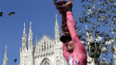 Tom Dumoulin s kulisou milánské katedrály oslavuje triumf na 100. roníku Gira.