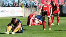 Vyčerpaní fotbalisté Opavy a Olomouce těsně před koncem utkání. Vyčerpaní fotbalisté Opavy a Olomouce těsně před koncem utkání.