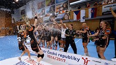 ŠAMPÍČKO TEČE PROUDEM. Mostecké házenkářky slaví pátý titul v řadě. ŠAMPÍČKO TEČE PROUDEM. Mostecké házenkářky slaví pátý titul v řadě.
