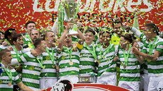 NEPORAŽENÍ. Fotbalisté Celtiku Glasgow s trofejí pro šampiona skotské ligy. NEPORAŽENÍ. Fotbalisté Celtiku Glasgow s trofejí pro šampiona skotské ligy.
