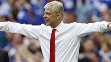 Trenér Arsenalu Arsene Wenger bhem finále FA Cupu proti Chelsea.