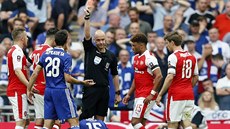 ČERVENÁ. Sudí Anthony Taylor vylučuje Victora Mosese z Chelsea. Hráči udělil... ČERVENÁ. Sudí Anthony Taylor vylučuje Victora Mosese z Chelsea. Hráči udělil...