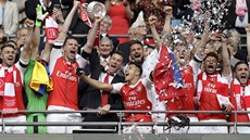 REKORDMANI. Fotbalisté Arsenalu se radují s trofejí pro vítze FA Cupu....