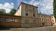 Přes 20 let bývalé lázeňské budovy v Jánských Koupelích chátrají. Trpí nájezdy... Přes 20 let bývalé lázeňské budovy v Jánských Koupelích chátrají. Trpí nájezdy...