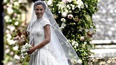 Pippa Middletonová zvolila svatební aty od britského návrháe Gilese Deacona...