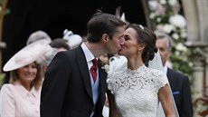 Novomanelé James Matthews a Pippa Middletonová (Englefield, 20. kvtna 2017)