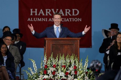 Mark Zuckerberg pronesl slavnostní projev ped studenty Harvardovy univerzity...