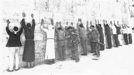 Na fotografii z 8. ervna 1967 izraelt vojci prohledvaj jordnsk zajatce...