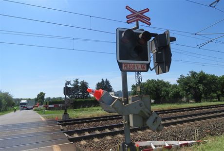 idi nákladního auta poniil v Rokytnici na Perovsku závory elezniního...