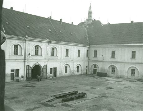 Snímek Tereziánské zbrojnice z listopadu 1991, tedy jet ped rekonstrukcí,...