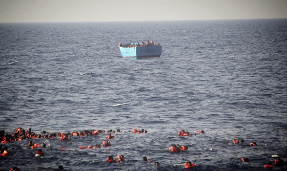 Pi potopení peplnného lunu s benci utonulo u beh Libye 34 lidí (24....