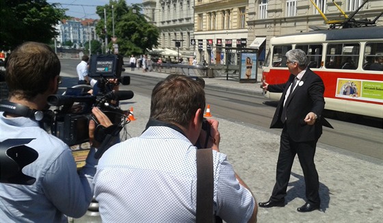 Ministr Ludvík ukazuje na tramvajové zastávce prostor oznaený dopravními...