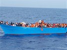 Při potopení přeplněného člunu s běženci utonulo u břehů Libye 34 lidí (24....