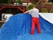 Fólii vypínejte tak, aby byla jen lehce napnutá přes zlom dna a stěn. Je dobře... Fólii vypínejte tak, aby byla jen lehce napnutá přes zlom dna a stěn. Je dobře...