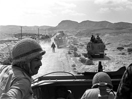 Fotografie ze 7. ervna 1967 zachycuje postup izraelskch jednotek pes Sinaj.