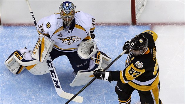 Pekka Rinne v brance Nashvillu pozorn sleduje co provede Sidney Crosby.