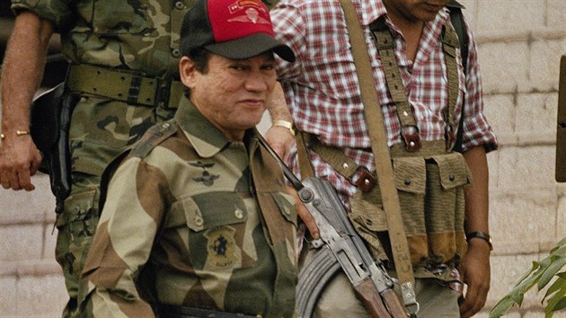 Generl Manuel Noriega v roce 1989 odchz z hlavnho velitelstv obrannch sil v Panama city.