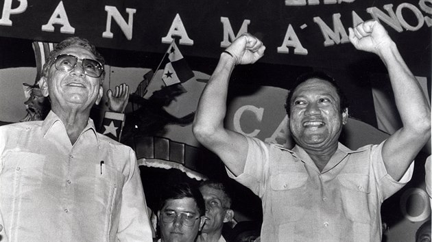 Nov jmenovan panamsk prezident Manuel Solis Palma stoj  v roce 1988 vedle jeho ptele generla Manuela Noriegy.