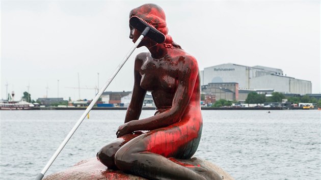 Odprci lovu velryb v ter potsnili ervenou barvou sochu Mal mosk vly v dnsk metropoli Kodani (30. kvtna 2017)