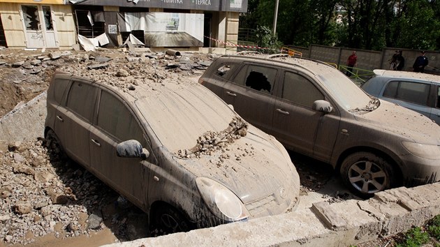 Pod parkovitm v Kyjev v pondl prasklo vodovodn potrub. Voda zaplavila ulice (29. kvtna 2017)
