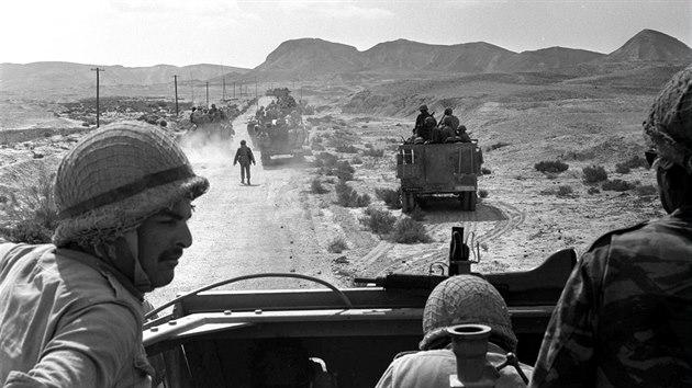 Fotografie ze 7. ervna 1967 zachycuje postup izraelskch jednotek pes Sinaj.