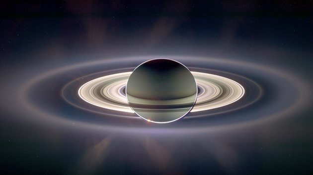 Komponovan snmek Saturnu z paluby sondy Cassini pozen v z 2006. Slunce je skryto za planetou, v levm hornm kvadrant prstenc mete najt malou teku  to je Zem.