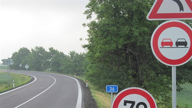 U krajnice jsou znaky povolujc rychlost maximln 70 kilometr v hodin.