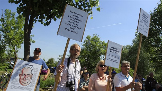 Oban, kte se postavili na protest prezidentovi Miloi Zemanovi bhem jeho nvtvy Jihomoravskho kraje (30. kvtna 2017)