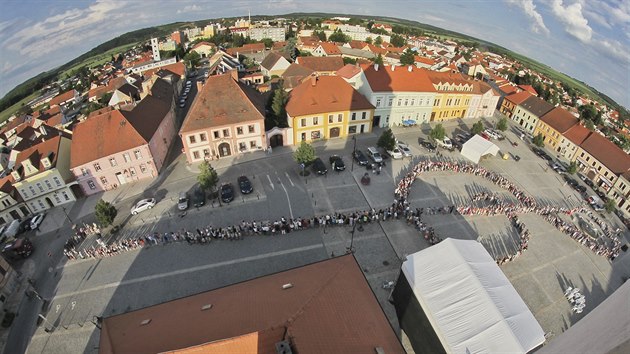 Dobany se zapsaly do esk knihy rekord. Na nmst vznikl ob houslov kl, do kterho se zapojilo 715 lid. (30. kvtna 2017)