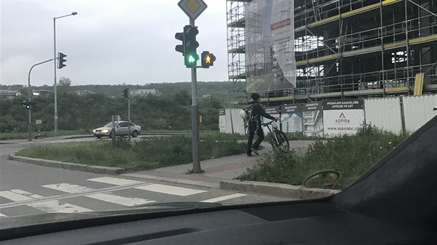 Policie ptr po mui, kter na kiovatce pokodil stojc porsche (31.5.2017)