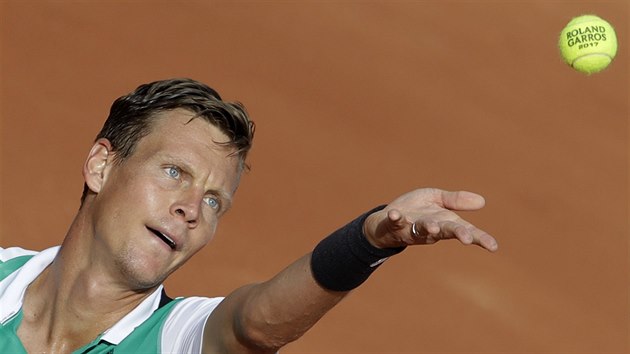 Tom Berdych servruje v utkn prvnho kola Roland Garros. 