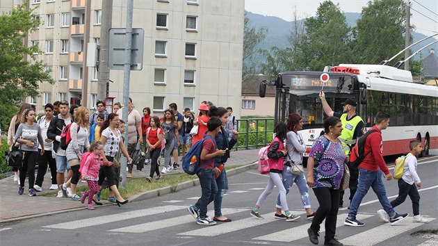 V st pokrauj kontroly dopravnho podniku, kdy preventist nepust do MHD cestujc bez platn jzdenky. Foto je ze zastvky Moj - sdlit.