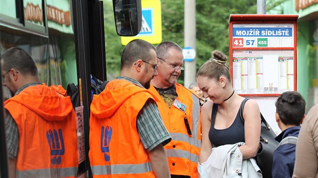 V st pokrauj kontroly dopravnho podniku, kdy preventist nepust do MHD cestujc bez platn jzdenky. Foto je ze zastvky Moj - sdlit.