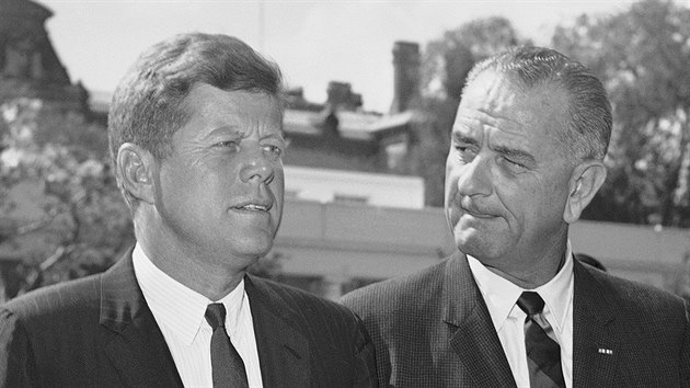 Americk prezident John F. Kennedy a viceprezident Lyndon Johnson (Washington, 22. srpna 1962)