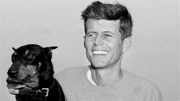 John F. Kennedy a jeho pes Mo (Hyannis Port, 22. ervna 1946)