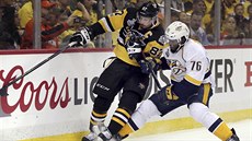 U mantinelu bojují P.K. Subban,(vpravo) z Nashvillu a Sidney Crosby z...