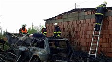 Požár zcela zničil dřevěnou přístavbu rodinného domu i se zaparkovaným autem. Požár zcela zničil dřevěnou přístavbu rodinného domu i se zaparkovaným autem.