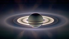 Komponovaný snímek Saturnu z paluby sondy Cassini pořízený v září 2006. Slunce... Komponovaný snímek Saturnu z paluby sondy Cassini pořízený v září 2006. Slunce...